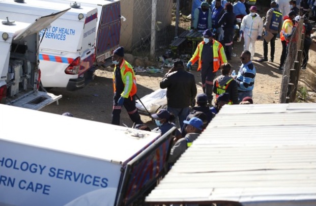 Personel forensik memuat jenazah korban setelah kematian pengunjung yang ditemukan di dalam Enyobeni Tavern, di Scenery Park, di luar London Timur di provinsi Eastern Cape, Afrika Selatan, 26 Juni 2022. (REUTERS/Stringer Foto: Reuters/STRINGER)