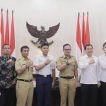 Wali Kota Bogor Bima Arya dan Kepala Dinas Pendidikan Kota Bogor Hanafi mempersiapkan Dua Siswa yang akan melanjutkan pendidikan di SMA Kebangsaan Lampung Selatan. (Yudha Prananda)