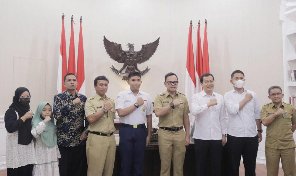 Wali Kota Bogor Bima Arya dan Kepala Dinas Pendidikan Kota Bogor Hanafi mempersiapkan Dua Siswa yang akan melanjutkan pendidikan di SMA Kebangsaan Lampung Selatan. (Yudha Prananda)