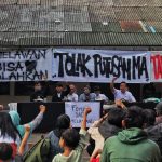 PROTES: Warga Dago Elos saat melakukan konferensi pers menolak putusan PK di balai RW Dago Elos, Kota Bandung, belum lama ini. (Deni Armansyah/Jabar Ekspres)