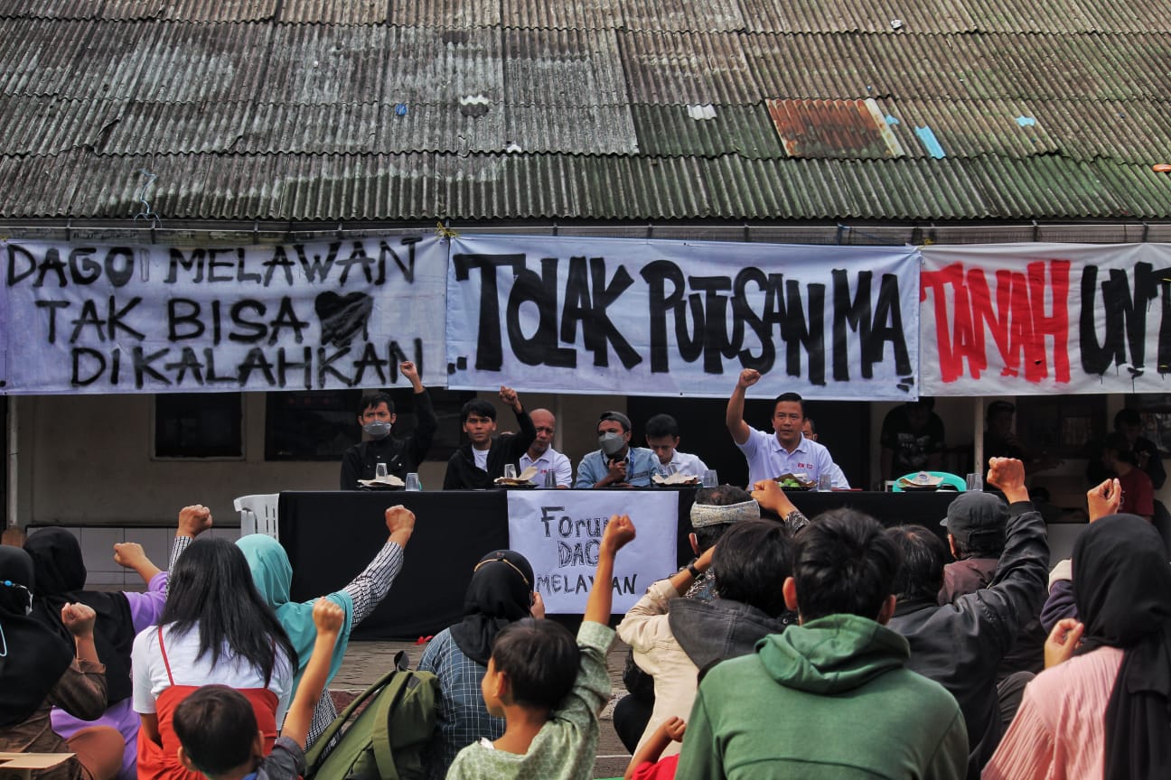 PROTES: Warga Dago Elos saat melakukan konferensi pers menolak putusan PK di balai RW Dago Elos, Kota Bandung, belum lama ini. (Deni Armansyah/Jabar Ekspres)