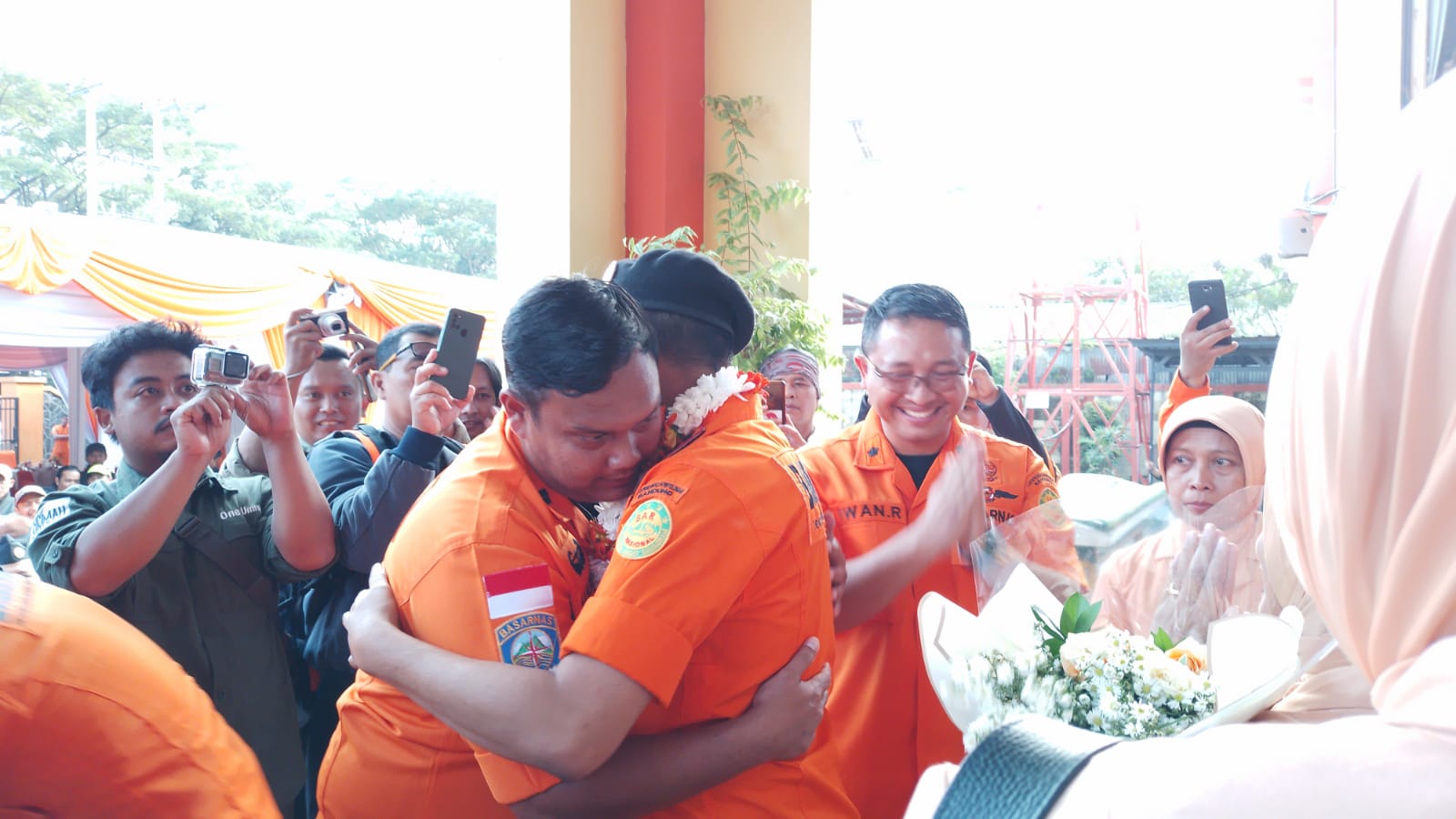 Mantan Kepala Kantor SAR Bandung, Deden Ridwansah yang kini menjabat sebagai Kepala Kantor SAR Lampung saat perpisahan bersama anggota Basarnas Kantor SAR Bandung. (Yanuar/Jabar Ekspres)