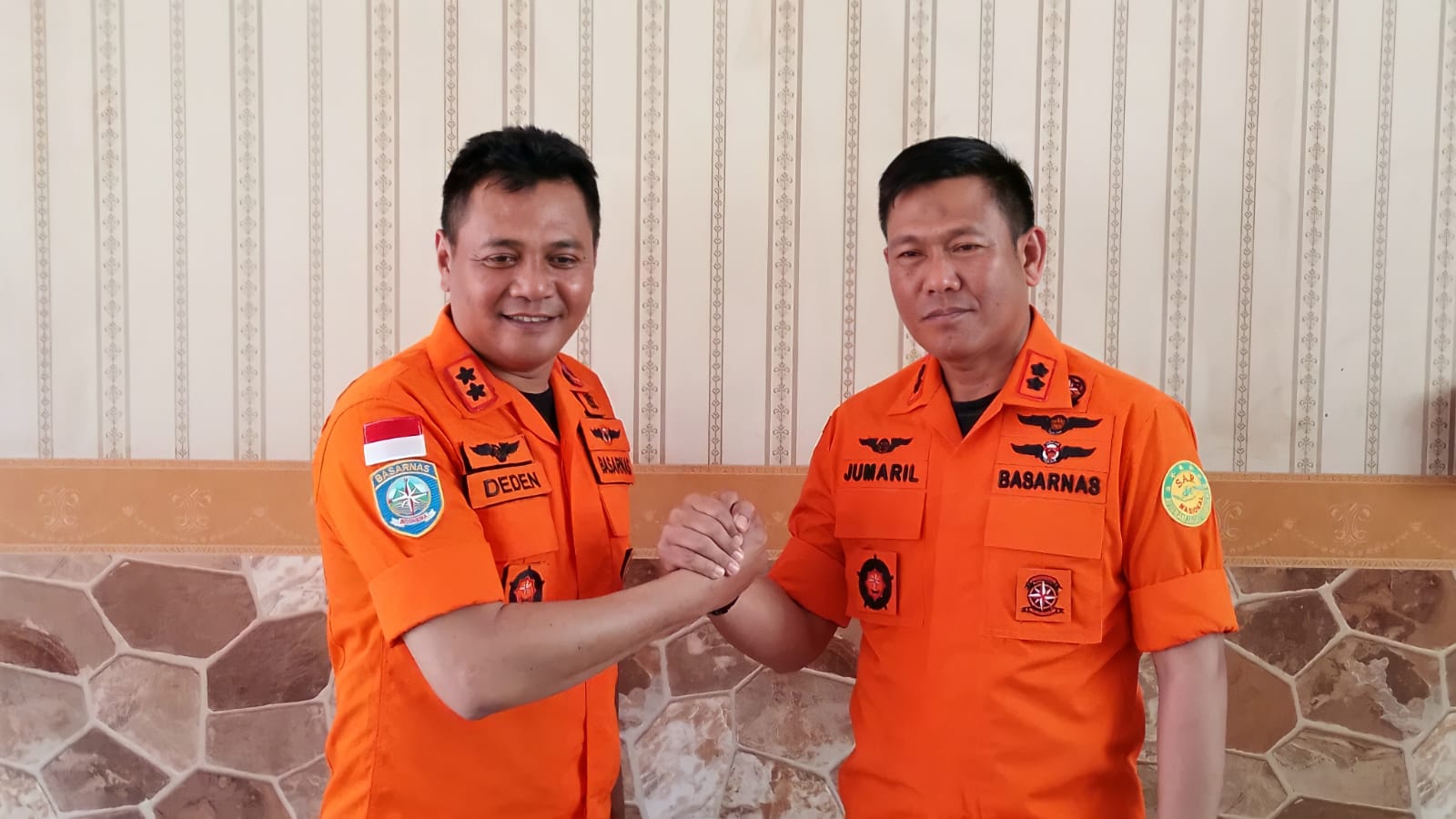 Kepala Kantor SAR Lampung, Deden Ridwansah (kiri) bersama Kepala Kantor SAR Bandung, Jumaril (kanan) saat foto bersama di Kantor SAR Bandung. (Yanuar/Jabar Ekspres)