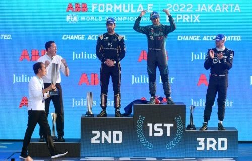 Serahkan Trofi Jakarta E-Prix 2022 ke Mitch Evans, Jokowi Bersyukur Formula E Lancar
