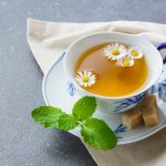 teh chamomile salah satu minuman yang bisa membantu tidur lebih nyenyak (freepik)