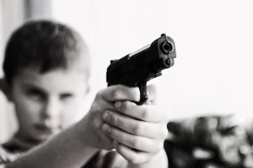 Ilustrasi bocah 8 tahun bunuh bayi dengan menggunakan pistol ayahnya. (pixabay)