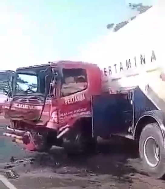 TANGKAPAN LAYAR: Truk tangki LPG terlibat kecelakaan beruntun di Jalan Pantura, Desa Santing, Kecamatan Losari, Kabupaten Indramayu pada Minggu (5/6) pukul 07.00 WIB.
