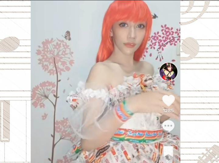 Tangkapan layar tik tok, cosplay menggunakan gaun cantik yang terbuat dari bungkus Indomie goreng.
