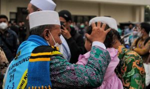 Pelepasan jamaah haji asal Kota Bandung pada beberapa waktu lalu. Kini dilaporkan ada 8 orang jamaah haji yang meninggal di Arab Saudi. Foto. Deni Jabar Ekspres.