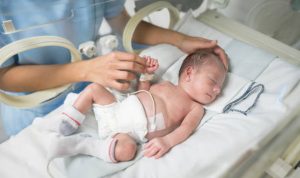 Bayi baru lahir yang membutuhkan perawatan dan pengobatan. Biayanya harus ditanggung orang tua bila belum jadi peserta BPJS Kesehatan. (ilustrasi: Pixabay)