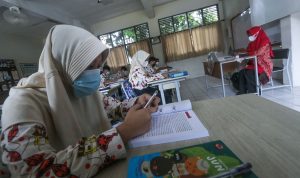 Ilustrasi PTM: Sejumlah siswa-siswi dari SMPN 5 Kota Bogor, saat mengikuti pembelajaran tatap muka (PTM) di sekolah beberapa waktu lalu. (Yudha Prananda/Jabar Ekspres)