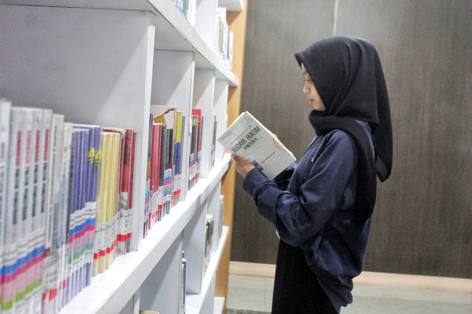 Seorang wanita tengah menikmati manfaat fasilitas literasi milik Dispusipda Jabar. (Deni/Jabar Ekspres)