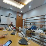 Sekretaris Daerah Kota Bandung Ema Sumarna tengah melakukan rapat evaluasi bersama Dinas Pendidikan Kota Bandung, Jumat (15/7). (Arvi/Jabar Ekspres)