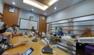 Sekretaris Daerah Kota Bandung Ema Sumarna tengah melakukan rapat evaluasi bersama Dinas Pendidikan Kota Bandung, Jumat (15/7). (Arvi/Jabar Ekspres)