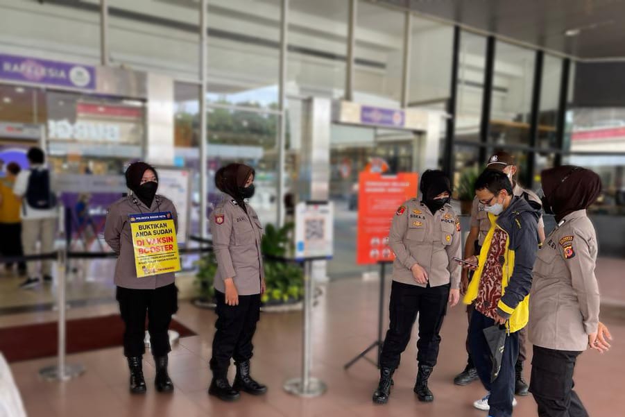 DIPERIKSA: Salahsatu pengunjung Mall Botani Square, Kota Bogor saat sedang dilakukan pengecekan sertifikasi vaksinasi oleh personil Polisi Wanita (Polwan) Polresta Bogor Kota, Minggu (17/7). (Yudha Prananda/Jabar Ekspres)