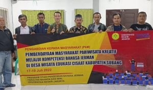 Foto bersama peserta pelatihan bahasa Jerman Desa Cisaat, KEcamatan CIater Kabupaten Subang dengan Dosen Prodi Pendidikan Bahasa Jerman Universitas Negeri Jakarta Fauzan Adhima, M.Pd, ist