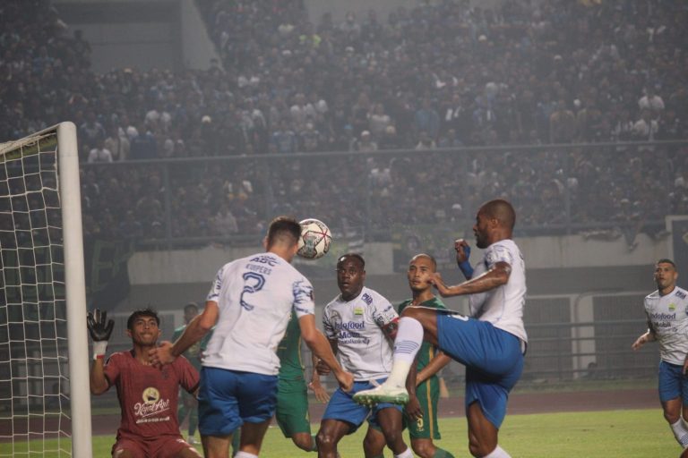 Dok. Persib Bandung saat bertanding di stadion GBLA. Foto. Deni Jabar Ekspres.