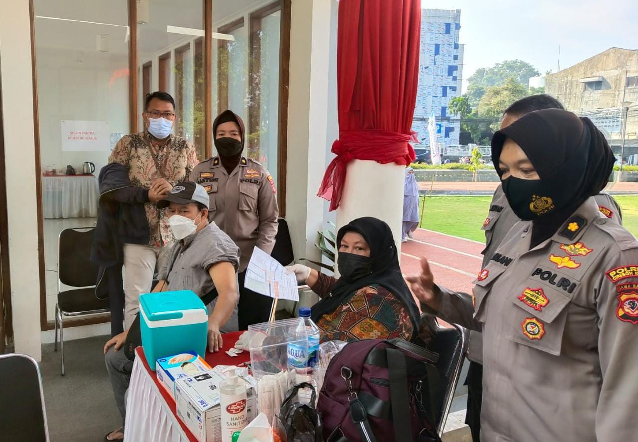 BOOSTER: Salah seorang warga saat menerima Vaksin Booster pada salahsatu gerai vaksin Polresta Bogor Kota di Alun-Alun Kota Bogor, Selasa (19/07). (Yudha Prananda/Jabar Ekspres)