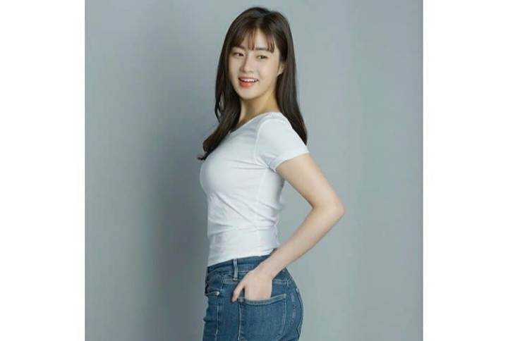 Artis Korea Kang Sora yang berhasil menerapkan program diet hingga kembali bertubuh langsing setelah melahirkan. (instagram)