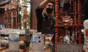 Barista Kopi Jenderal Nusantara Buwas Bandung tengah membuat kopi menggunakan teknik cold drip