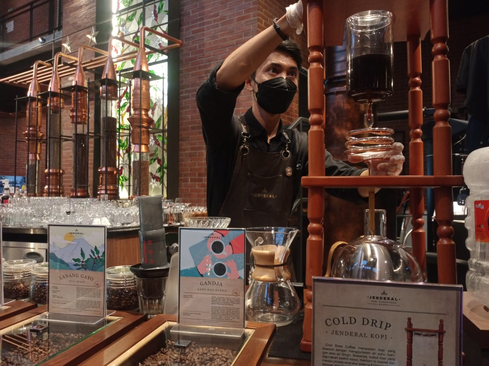Barista Kopi Jenderal Nusantara Buwas Bandung tengah membuat kopi menggunakan teknik cold drip
