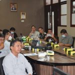 Kepala Dinas BMPR, Bambang Tritoyuilono dalam Rapat Pimpinan membahas jalan tambang di Prung Panjang. Senin (18/7).