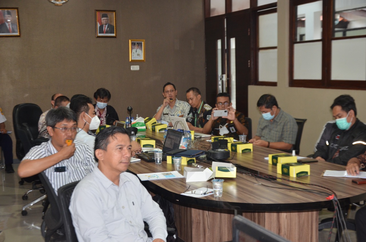 Kepala Dinas BMPR, Bambang Tritoyuilono dalam Rapat Pimpinan membahas jalan tambang di Prung Panjang. Senin (18/7).