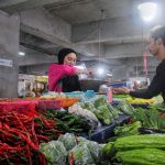 Pedagang salah satu komoditas sayuran yang mengaku bersyukur harga sudah kembali normal. Foto. Deni Jabar Ekspres.