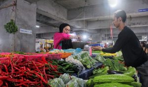 Pedagang salah satu komoditas sayuran yang mengaku bersyukur harga sudah kembali normal. Foto. Deni Jabar Ekspres.