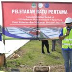 BATU PERTAMA: Kepala Dinas Kelautan dan Perikanan Provinsi Jawa Barat, Ir. Hermansyah, M.Si melakukan peletakan batu pertama pekerjaan Rehabilitasi Tambak di UPTD PAPLWU Karawang, Rabu (20/7/2022)