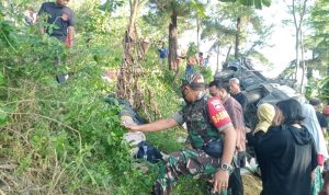 Beberapa prajurit TNI membantu mengevakuasi korban mobil masuk jurang di Brebes.