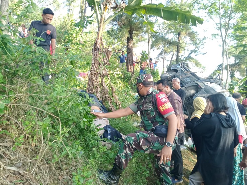 Beberapa prajurit TNI membantu mengevakuasi korban mobil masuk jurang di Brebes.
