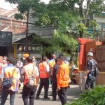 Petugas PT. KAI saat melakukan penertiban asetnya di Jl. Laswi, Kota Bandung, Rabu (20/7) kemarin. Foto. Sandi Nugraha.