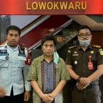 Pendiri Sekolah Selamat Pagi Indonesia (SPI) di Kota Batu, Jawa Timur, Julianto Eka Putra (tengah), terdakwa kasus pelecehan seksual terhadap siswinya, ditahan di Lapas Kelas I Lowokwaru, Kota Malang, pada Senin 11 Juni 2022.--