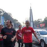 Wali Kota Bogor Bima Arya Sugiarto bersama Gurbernur Jawa Tengah Ganjar Pranowo, saat lari pagi melintasi kawasan Tugu Kujang, Kota Bogor, Sabtu (23/07). (Yudha Prananda)