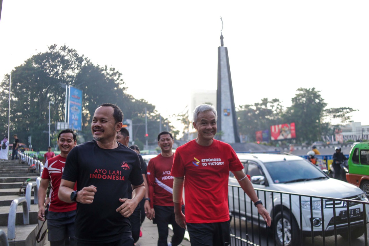 Wali Kota Bogor Bima Arya Sugiarto bersama Gurbernur Jawa Tengah Ganjar Pranowo, saat lari pagi melintasi kawasan Tugu Kujang, Kota Bogor, Sabtu (23/07). (Yudha Prananda)