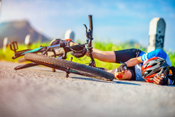 Ilustrasi seorang Goweser yang jatuh dari sepeda. (Pixabay)