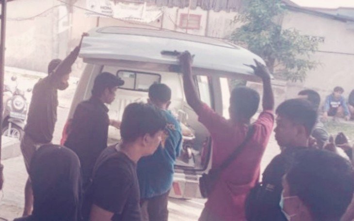 Evakuasi Mahasiswi UMI Makasar sebelum meninggal, saat akan dibawa ke puskesmas. (dok: Polsek TinggiMoncong)