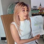 AGN, Istri Sah HDR tengah memperlihatkan surat panggilan Polsek Margaasih yang menetapkannya sebagai tersangka pada 26 Juli 2022.