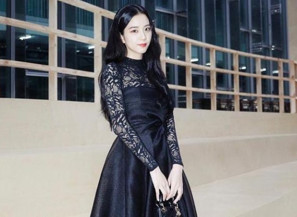 Jisoo Blacpink dinobatkan menjadi wanita tercantik didunia mengalahkan banyak artis internasional. (instagram)