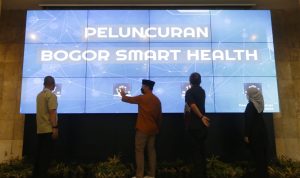 Wali Kota Bogor Bima Arya Sugiarto (kedua dari kiri) saat peluncuran 'Bogor Smart Health' di Balai Kota Bogor, Selasa (26/07). (Yudha Prananda / Jabar Ekspres)