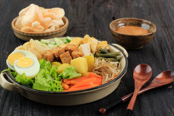 Salad versi Indonesia yakni pecel dan gado-gado ternyata mampu bersaing dengan makanan internasional