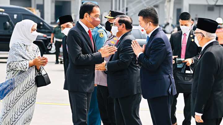 Jokowi dan Ibu Negara Iriana Joko Widodo meninggalkan Tanah Air melakukan lawatan ke luar negeri.--