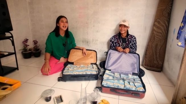 Dua koper uang senilai Rp500 juta yang dibawa Paula kerumah Bonge, ternyata untuk pemenang Citayam Fashion Week. (Youtube Baim Paula)