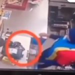 Video rakaman CCTV yang viral, memperlihatkan tumpukan uang yang raib secara misterius dari meja kasir minimarket.