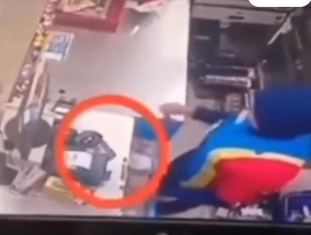 Video rakaman CCTV yang viral, memperlihatkan tumpukan uang yang raib secara misterius dari meja kasir minimarket.