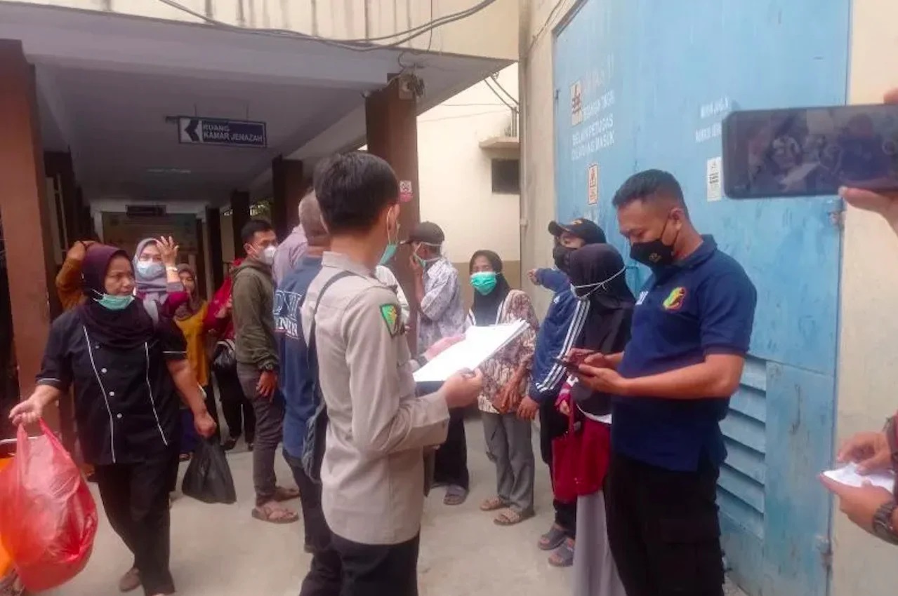 Suasana di RSUD dr Drajat Prawiranegara Kota Serang saat dilakukan pendataan korban kecelakaan Odong-odong dan KA. Foto: ANTARA/Mansur