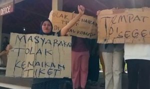 Protes para pelaku usaha pariwisata yang menolak kenaikan tarif masuk kelokasi wisata. (twitter @kawanbaikkomodo)