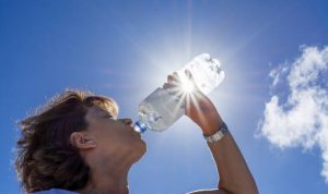Minum cukup air akan bisa mencegah dehidrasi. (pixabay)