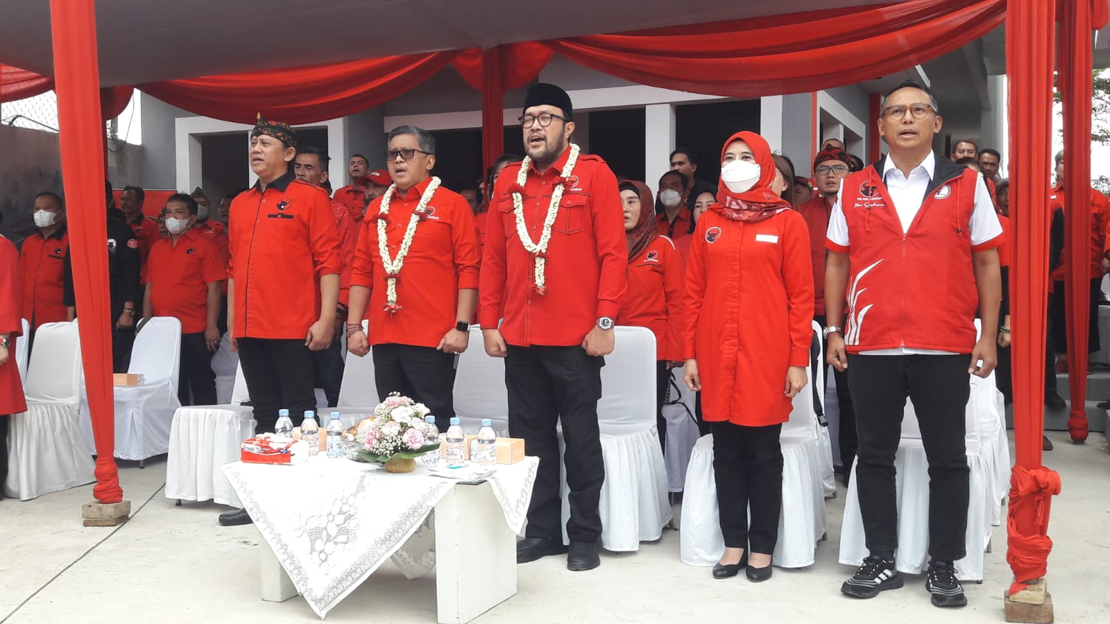 KOMPAK: Sekjend PDIP Hasto Kristiyanto didampingi Ketua DPD PDIP Jabar Ono Surono dan Ketua DPC PDIP Kota Bandung Achmad Nugraha saat peninjauan Bumi Marhaenis, Senin (11/7).